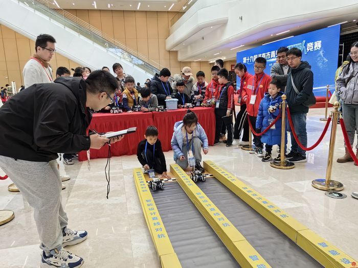 第十九届济南市青少年机器人竞赛成功举办
