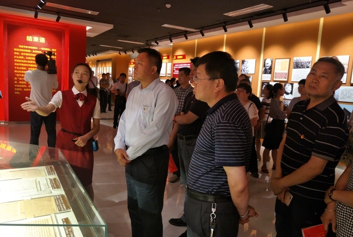 济南市残联组织观看“不忘初心、牢记使命”主题教育档案文献展