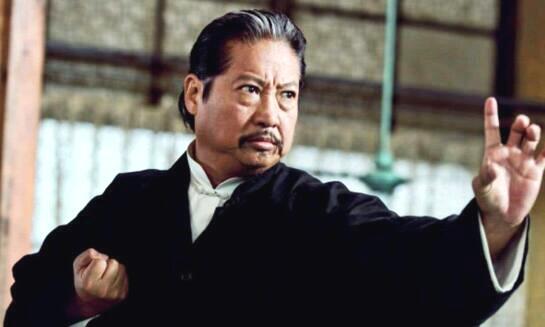 67岁洪金宝近照曝光，须发皆白拄拐亮相，昔日功夫巨星如今这样了