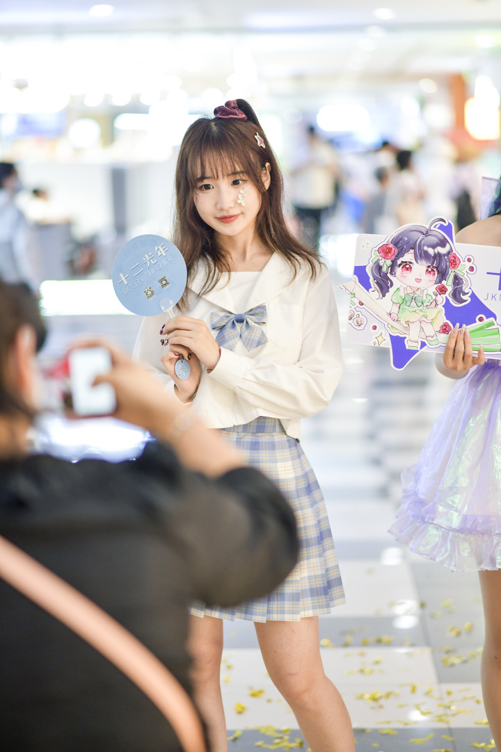 特色服装搭配跳快闪舞 展现小众服饰文化