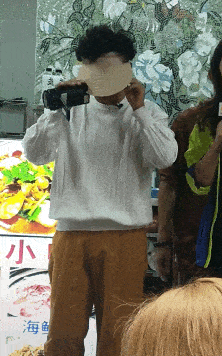 评论区炸了！王宝强现身活动人气爆棚，女主持竟撞脸马蓉