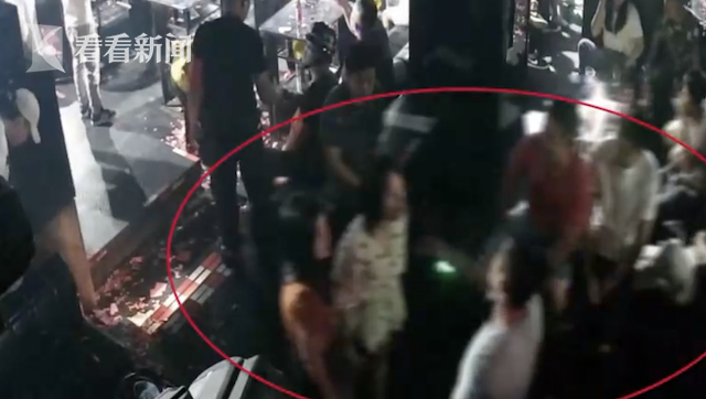 男子酒吧猥亵袭胸邻座女子，女子责骂后被打倒在地！