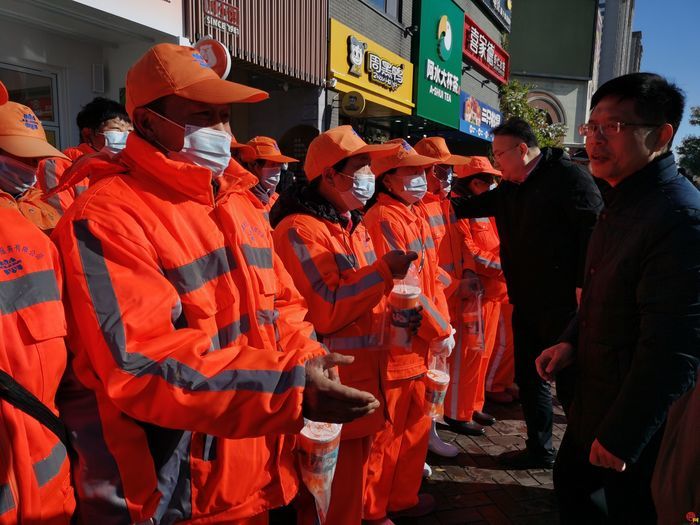 初雪暖情 槐荫区战风雪的温暖瞬间