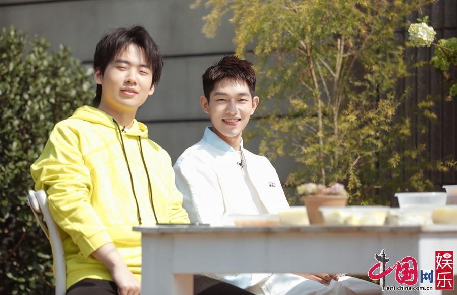 易烊千玺吹葫芦丝紧张跑调 配音《喜剧之王》笑点满满