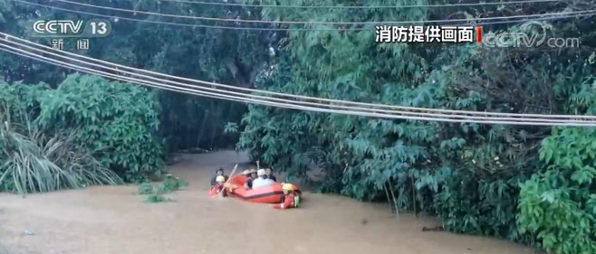 广东阳江：暴雨洪水突袭 消防救出被困群众