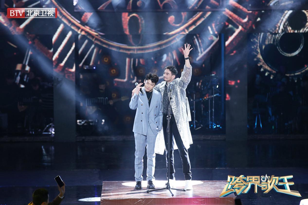 隔壁老樊首登《跨界歌王》助演杨烁深情合唱