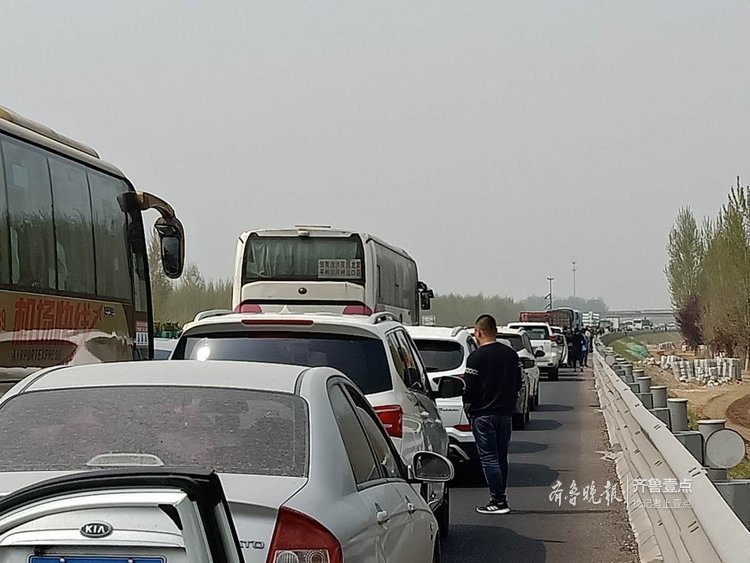 青银高速一路段发生拥堵，司机下车等待