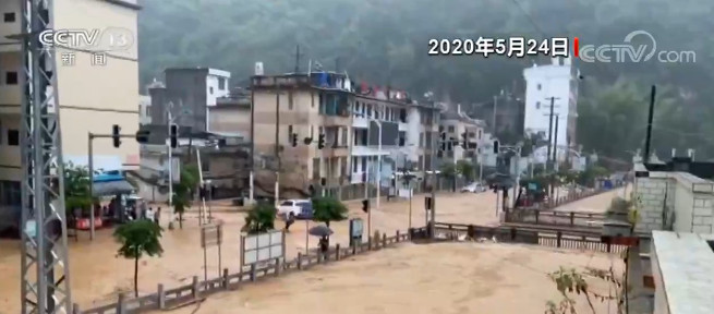 广西百色：暴雨致积水严重 道路房屋被淹