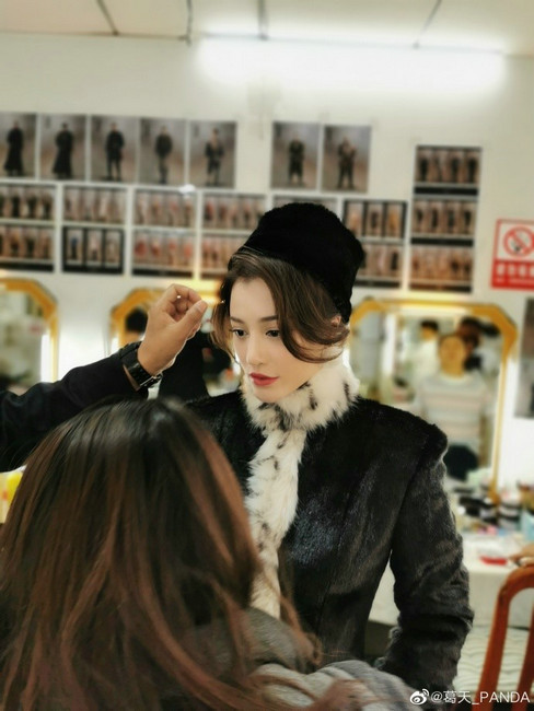 “大青衣”葛天晒新剧照造型，身穿黑衣又美又飒