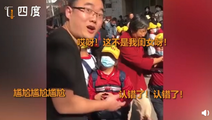 萌化了！萌娃商场认错妈抱着不松手，还当着亲妈的面亲了这位“妈妈”