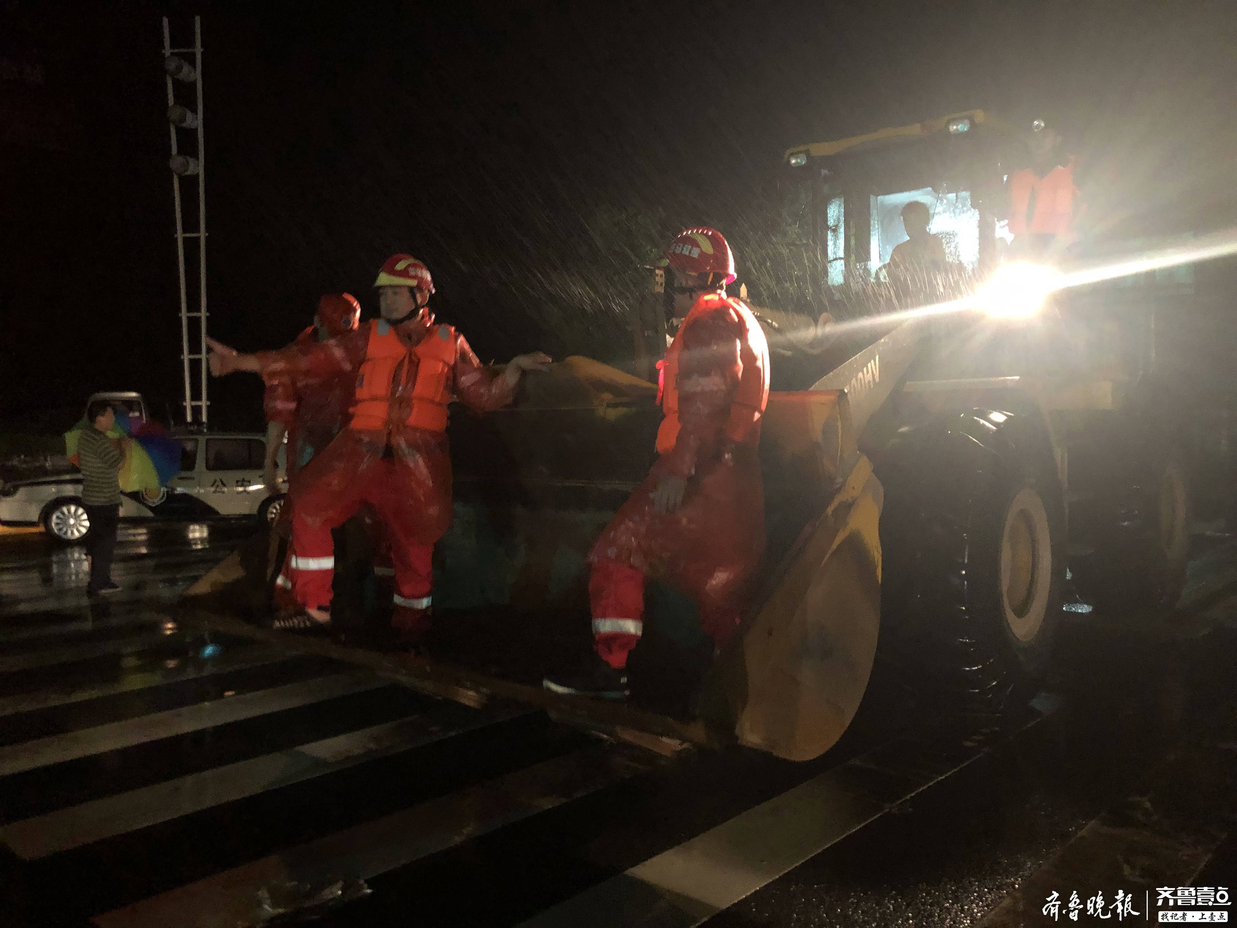 章丘救灾现场纪实：深夜，一抹“逆行”的橘红身影