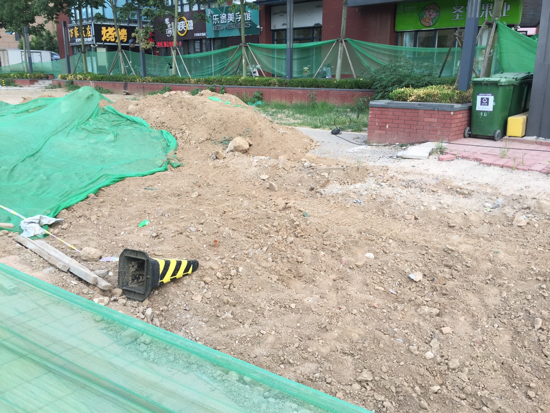 【啄木鸟在行动】铁厂北路奥体中路公交站南侧渣土覆盖不全