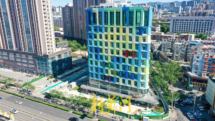 济南街头这个三角形星空大楼火了，楼身共有25种颜色