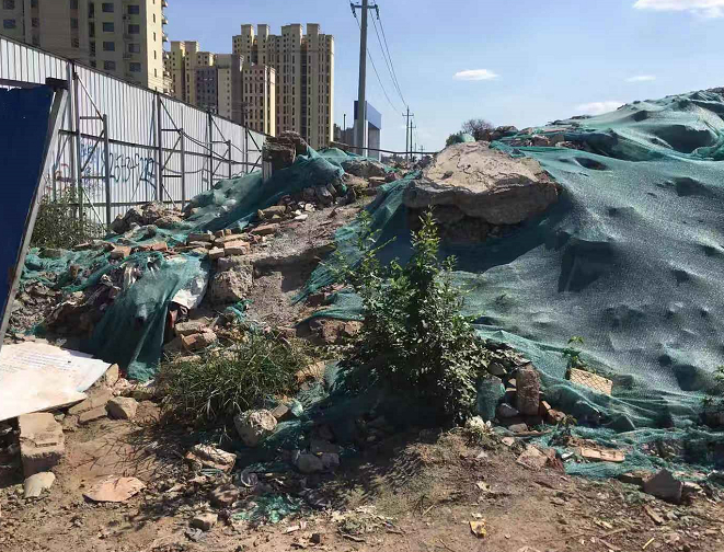 【啄木鸟在行动】朝山街和烈士山北路交汇处附近建筑垃圾裸露