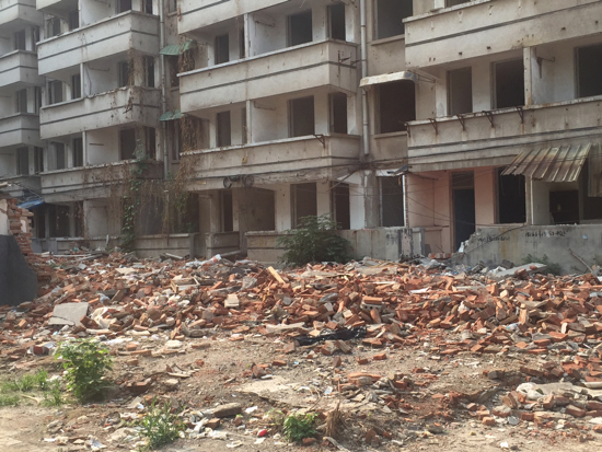 【啄木鸟在行动】天桥区阳光小区拆迁区域建筑垃圾未覆盖