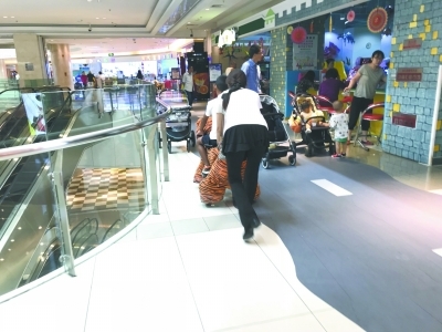 隐患多！商场内儿童电瓶车穿行 顾客避让家长担心