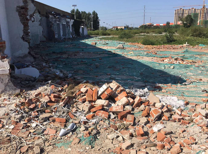 【啄木鸟在行动】山东塑料试验厂附近建筑垃圾裸露 防尘措施有待加强