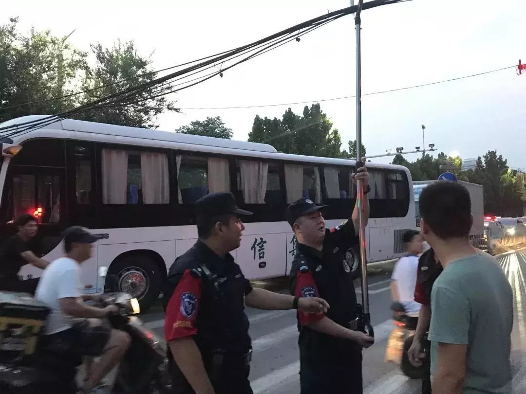 暖心！民警甘当“人体电线杆” 撑举落地电缆三小时