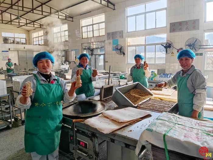 泉水人家有一“煎饼侠”，百十岁了依然嘎嘣脆，听说还有了新绝活…