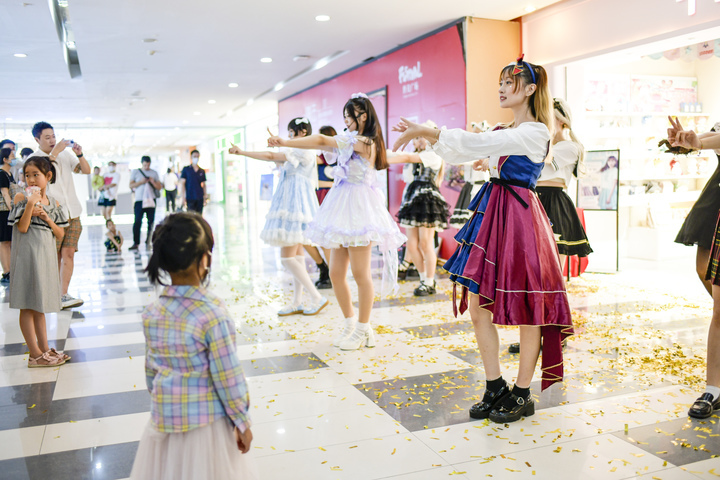 特色服装搭配跳快闪舞 展现小众服饰文化