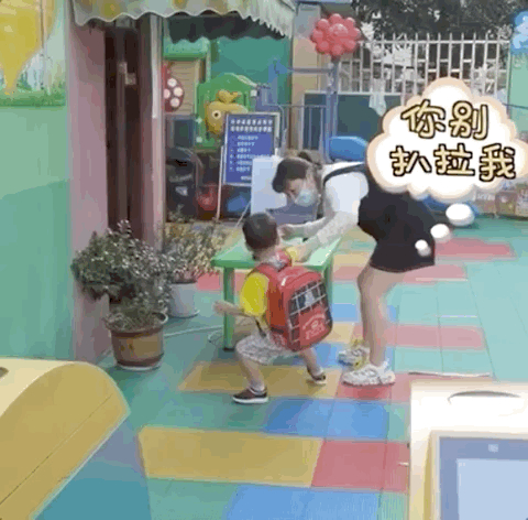 心疼又好笑！小朋友不想去幼儿园 老师连拖带拽扛进门：还想跑？