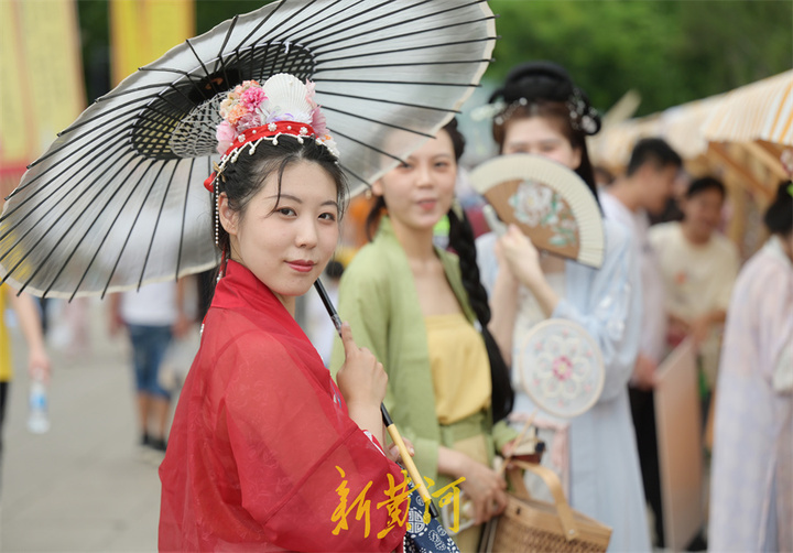 云鬓花颜金步摇，逛汉服市集感受古风文化