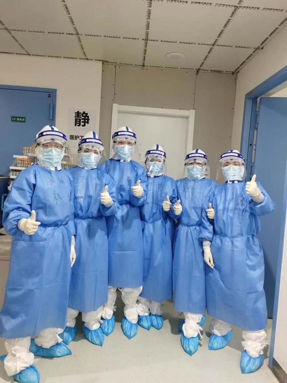 她们看见医生，却把脸背了过去！真相让人很是感慨