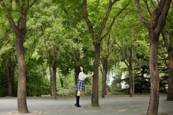 董思怡《二十不惑》夏日写真清爽来袭 唯美校园风中洋溢青春活力