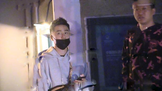 蒋劲夫家暴外籍女友！深夜泡吧神情慌张，左顾右盼很焦虑