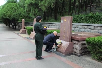 王尽美烈士嫡孙王明华、王爱华到济南革命烈士陵园祭扫
