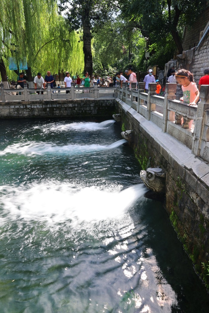 济南黑虎泉池壁上现新“喷口”