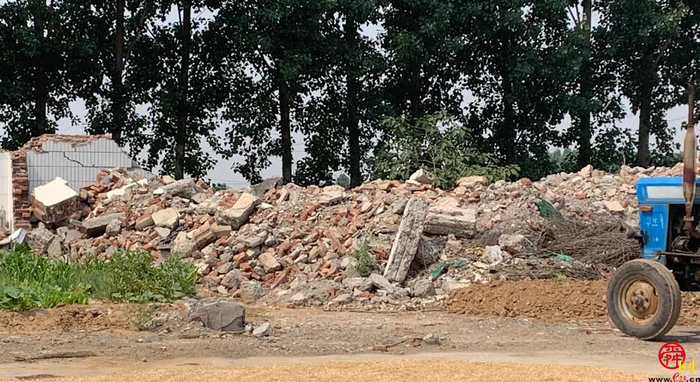 【啄木鸟在行动】章丘区亨通药店附近建筑垃圾覆盖不全