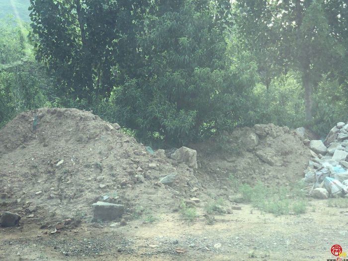 【啄木鸟行动】市中区岳而庄村渣土碎石裸露堆放