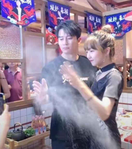 美女|李晨与网红美女共进晚餐，贴心按摩大献殷勤？