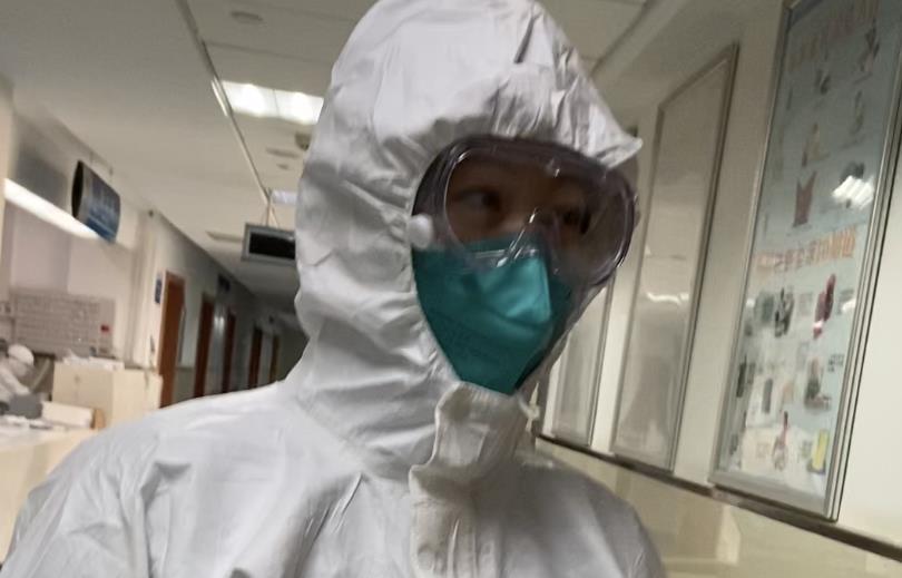 战“疫”记者：“好多人往后的时候 你得往前”