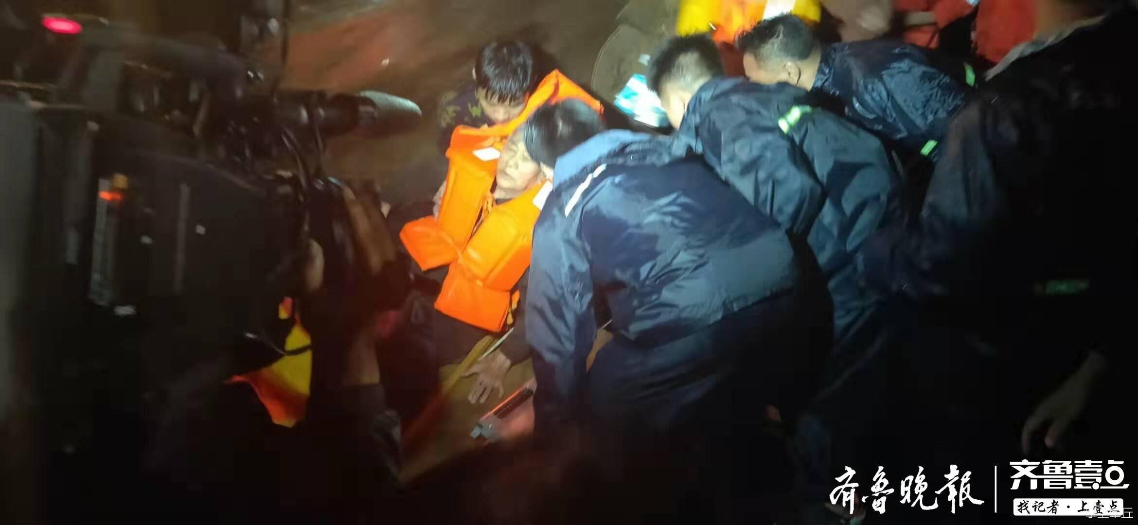 章丘救灾现场纪实：深夜，一抹“逆行”的橘红身影