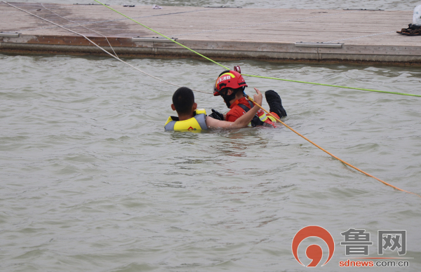 山东多地用水告急 消防救援队伍全力抗旱