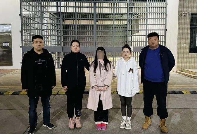 落网时，她床头放着一堆法律书籍