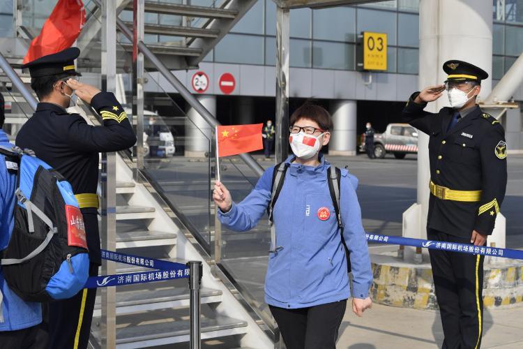 “欢迎回家！”山东最后一批援助湖北医疗队乘包机安全抵达济南
