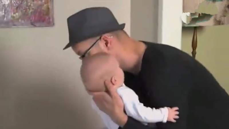 【新手爸爸抱女儿】全身都在用力，网友调侃：像是偷地雷