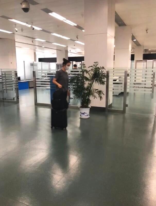 40岁汤唯近照曝光，穿着朴素口罩遮面，独自低调出行被赞接地气