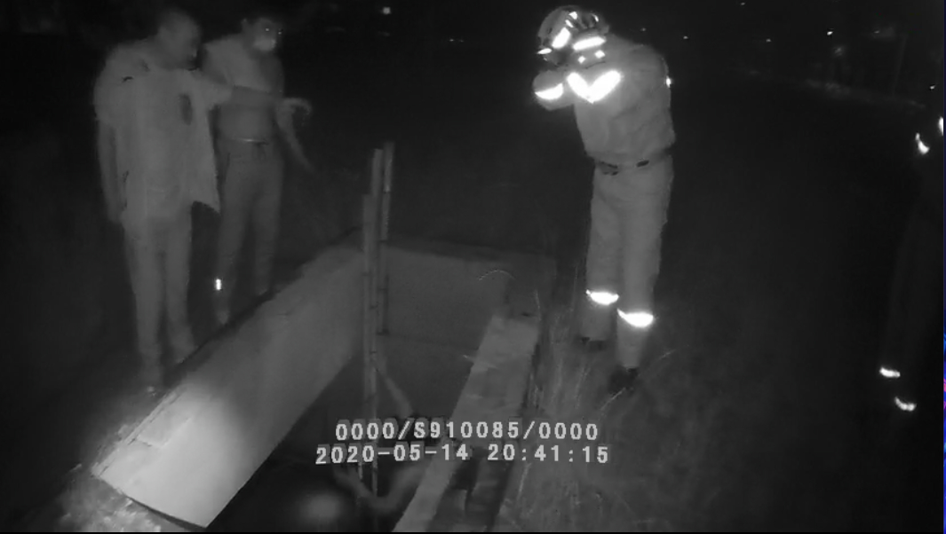 低头玩手机不看路，大兴一男子掉进3米深污水井