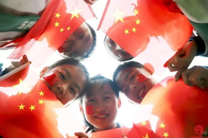 济南市莱芜第二实验小学三13中队组织开展“我和国旗合个影”活动