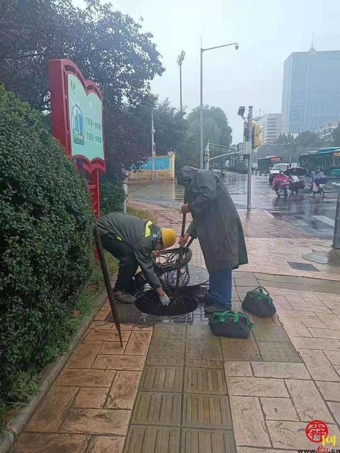 风雨无阻 闻汛而动 济南城管1.8万余名保洁员冒雨奋战一线