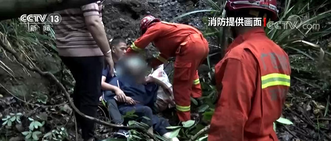 广西玉林：游客爬山跌落山崖 消防紧急救援