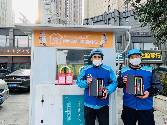 槐荫区：核酸检测亭“变身”外卖小哥的休息驿站