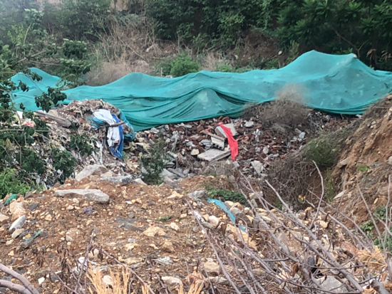 【啄木鸟在行动】凤鸣路“将山”公交站西侧有渣土裸露