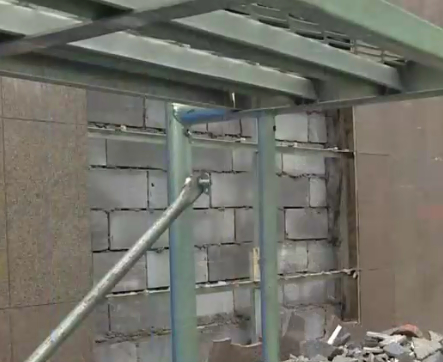 青岛高楼一层承重墙被砸，整个楼体晃得厉害，居民吓傻了