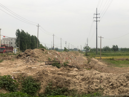 啄木鸟在行动：三教堂村口堆积渣土带 未覆盖