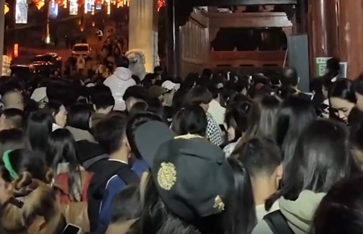 “脚尖贴脚后跟”！游客9块9夜爬古武当山被挤爆